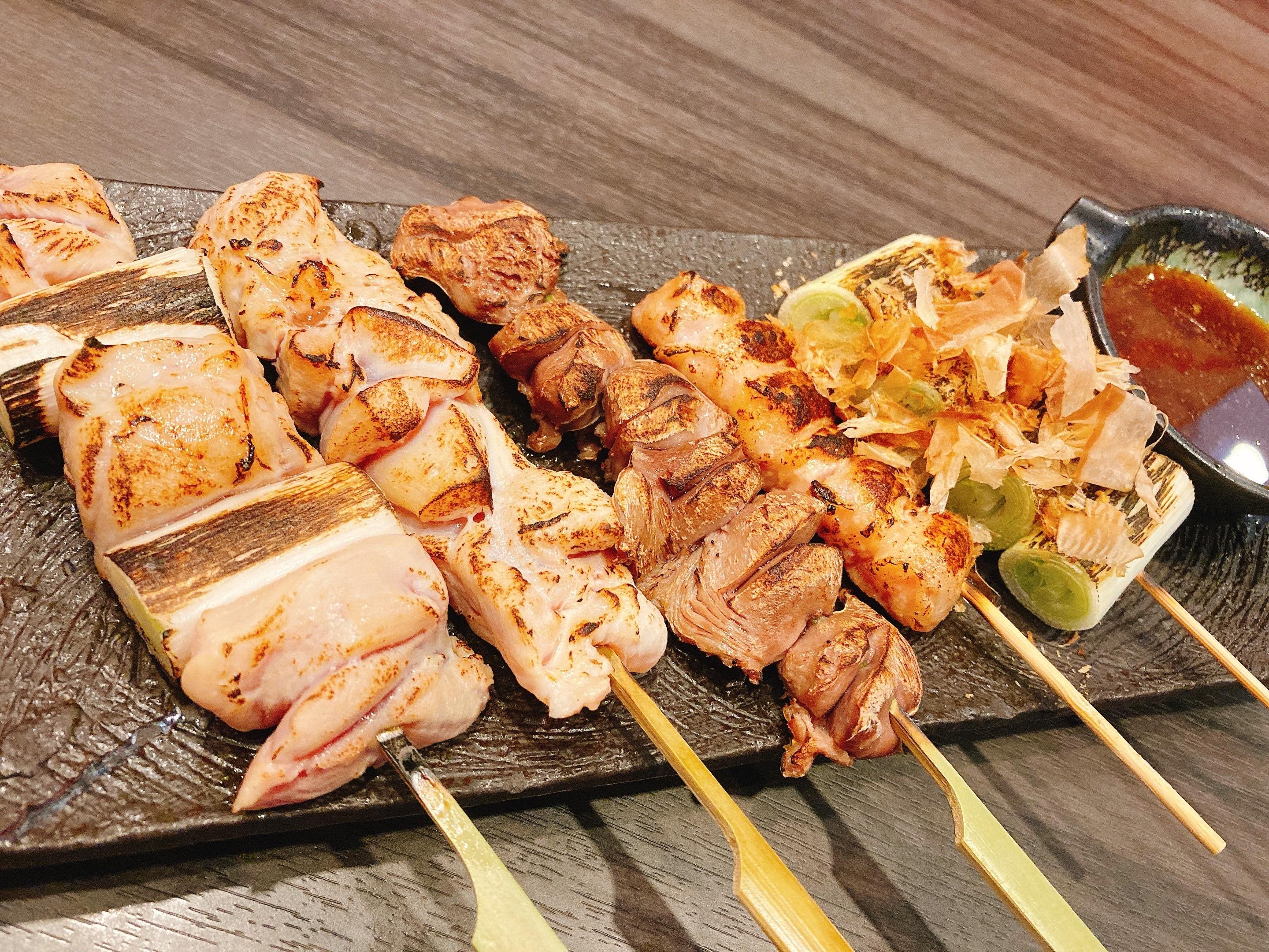 炭火で焼く串焼きを、特製の美味ダレとともに！