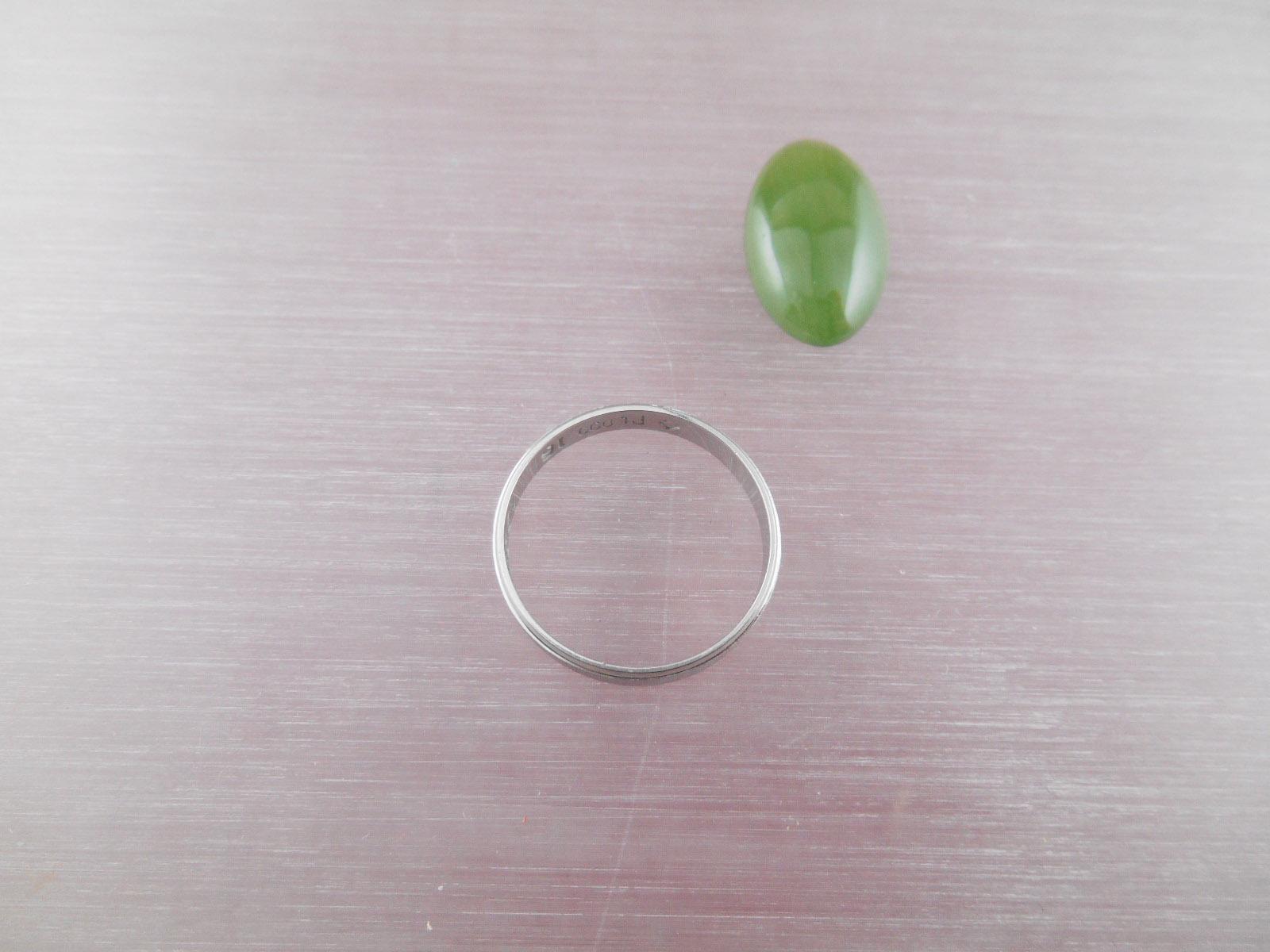 before:ヒスイの石と結婚指輪を使用して
